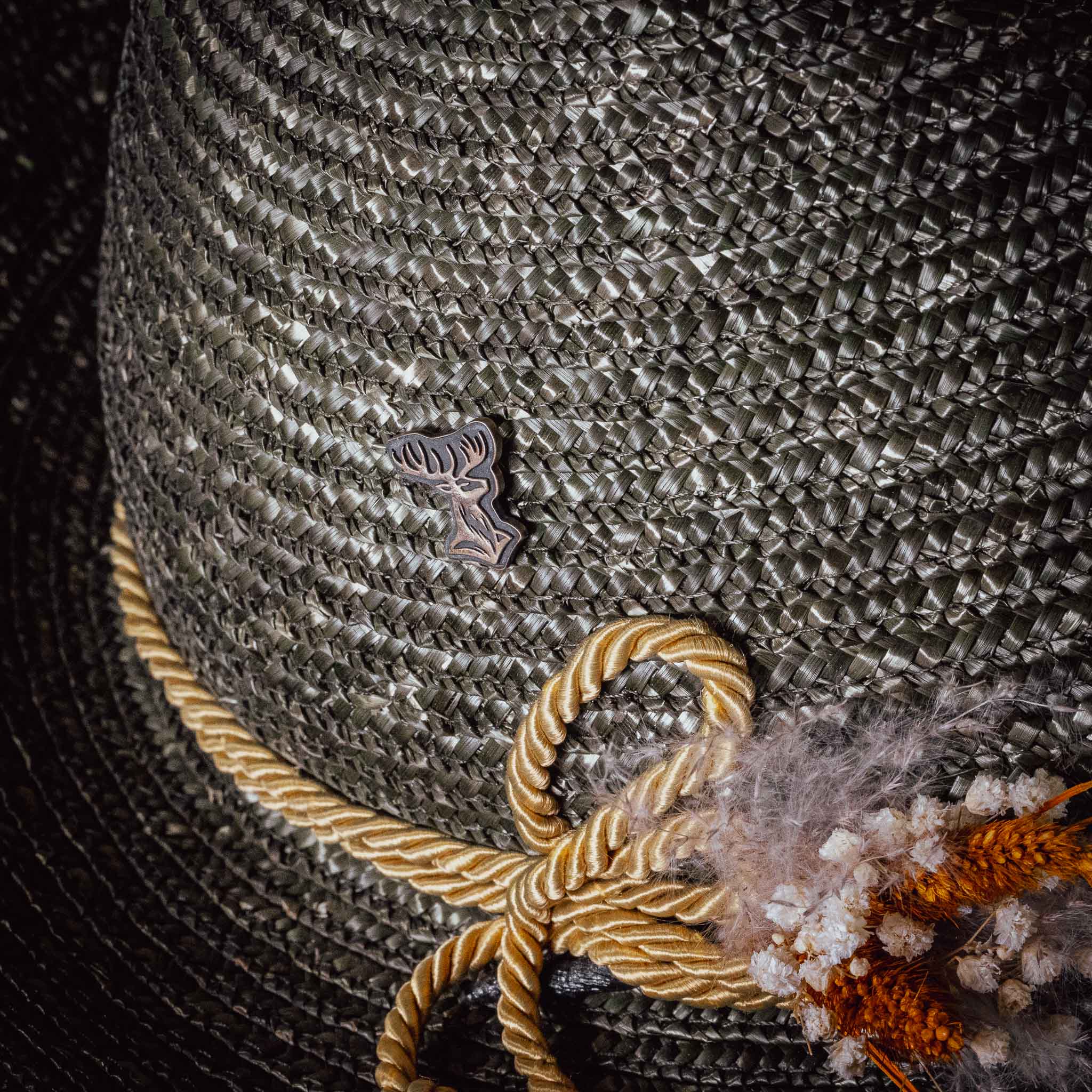 Pin „Hirsch“ – Messing mit schwarzer Verzierung