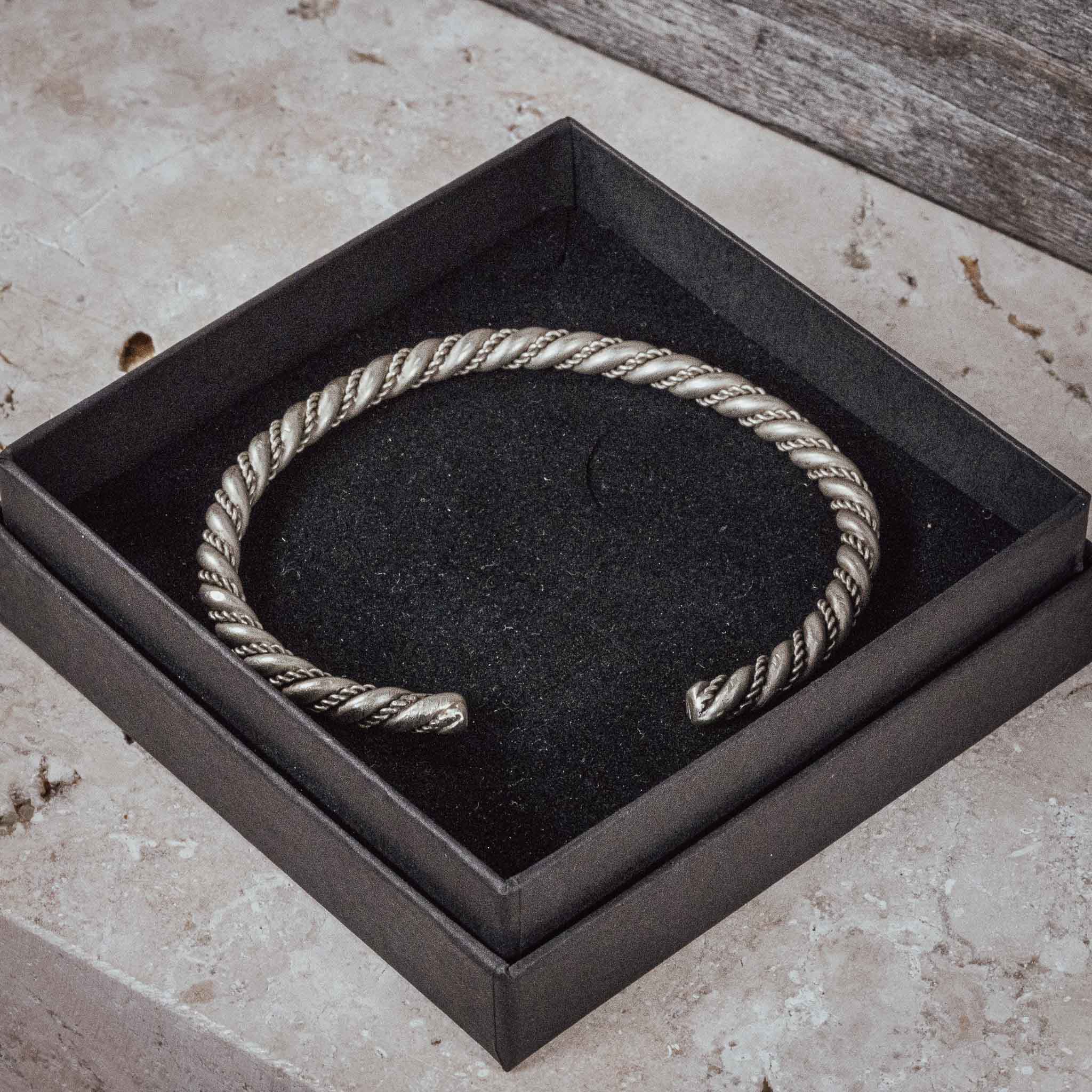 Armreif „Spirale 600“ – kraftvoll gedreht