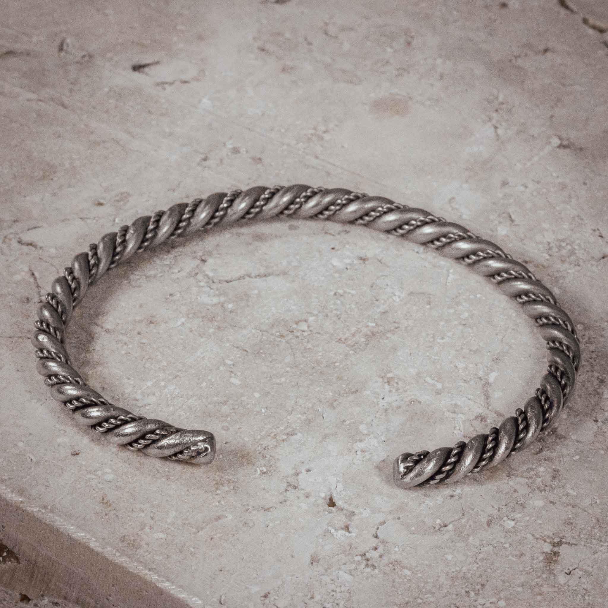 Armreif „Spirale 600“ – kraftvoll gedreht