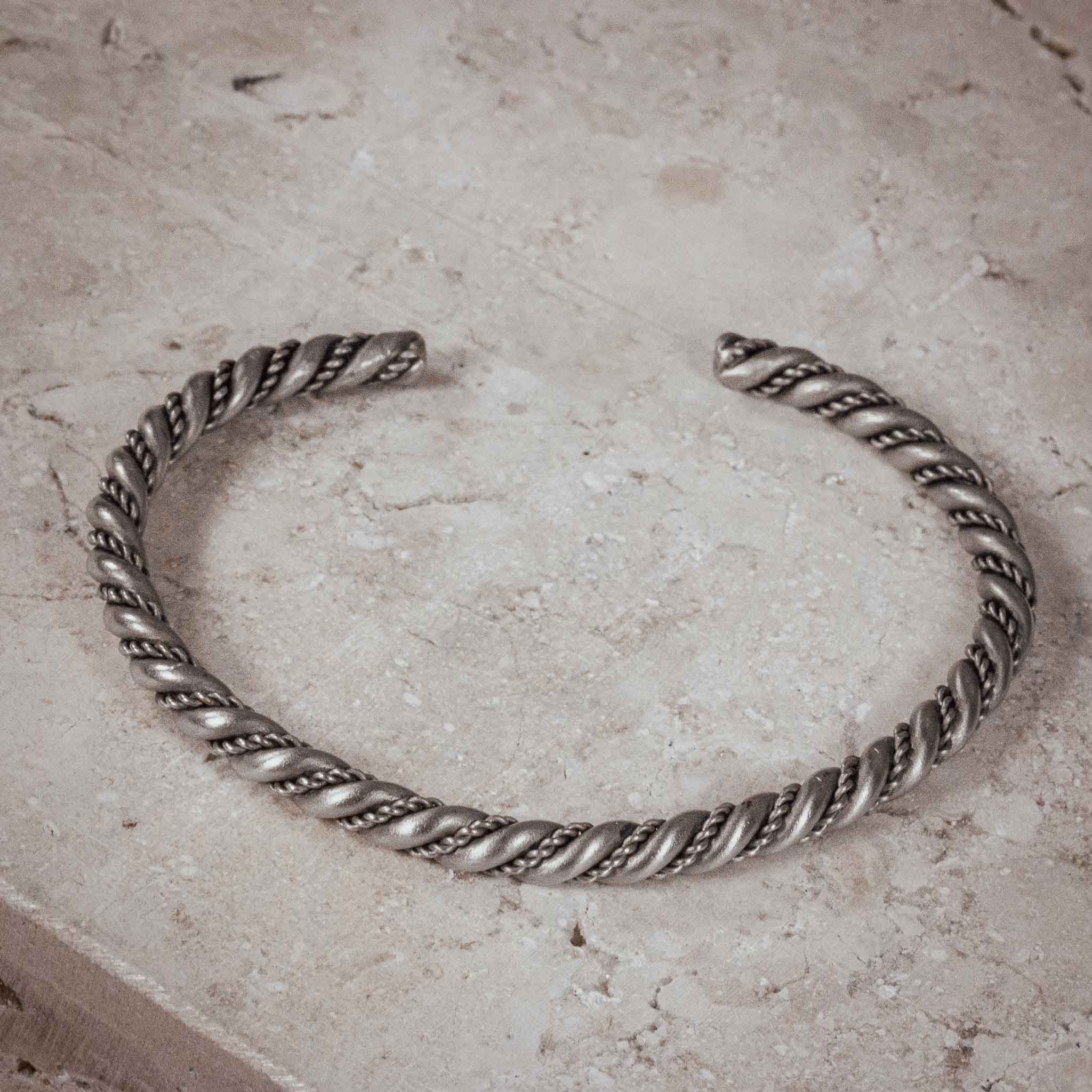 Armreif „Spirale 600“ – kraftvoll gedreht