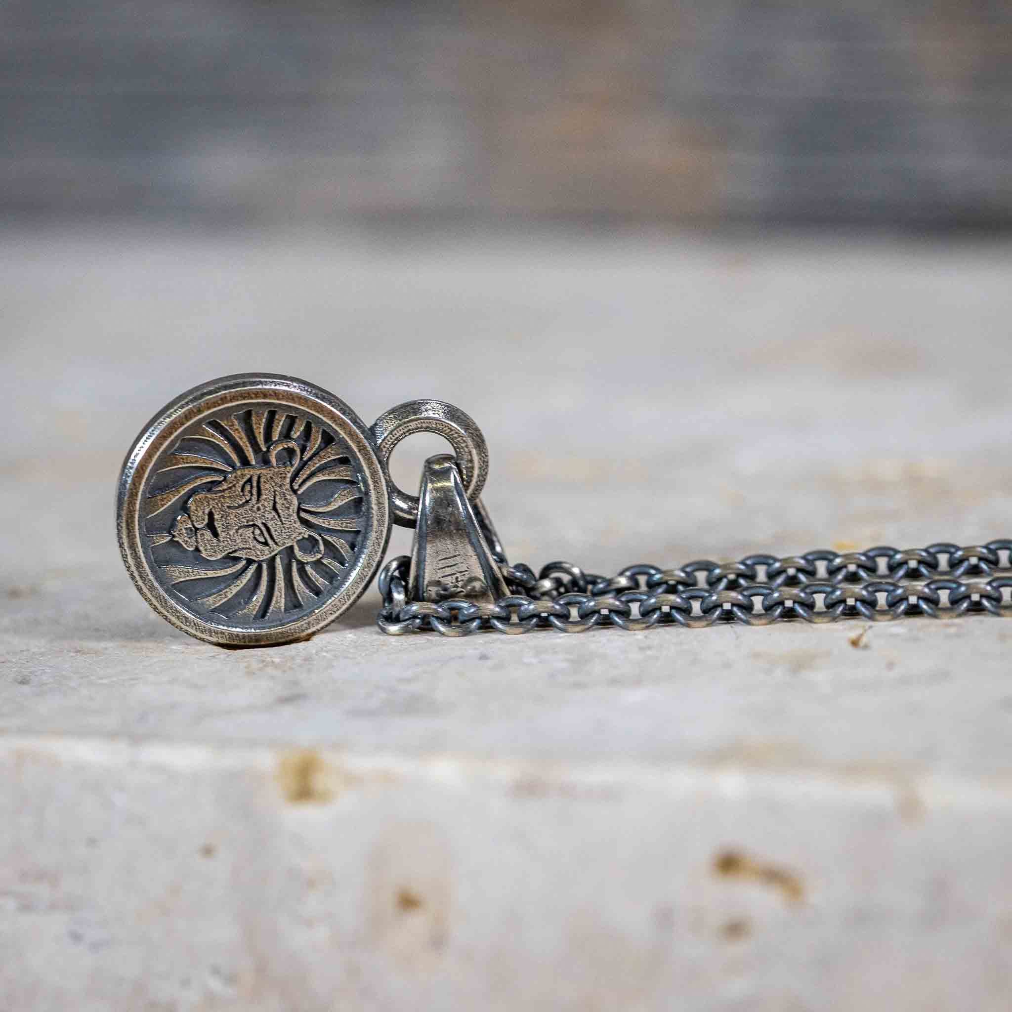Anhänger “Löwenkopf" mit Ankerkette massiv