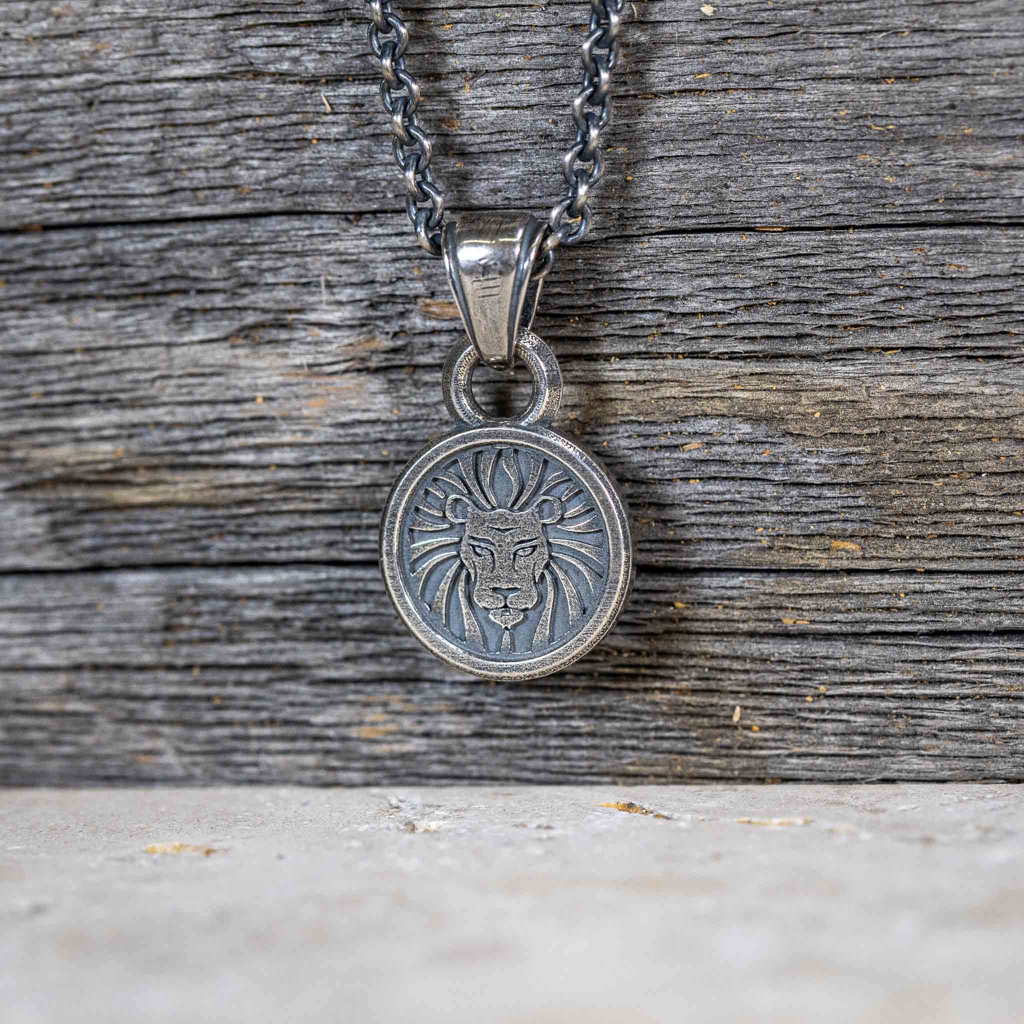 Anhänger “Löwenkopf" mit Ankerkette massiv