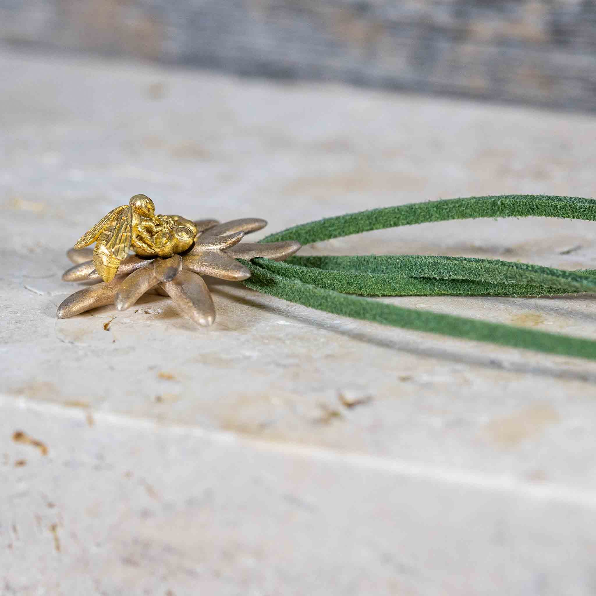 Anhänger “Edelweiss mit Biene" mit Lederband