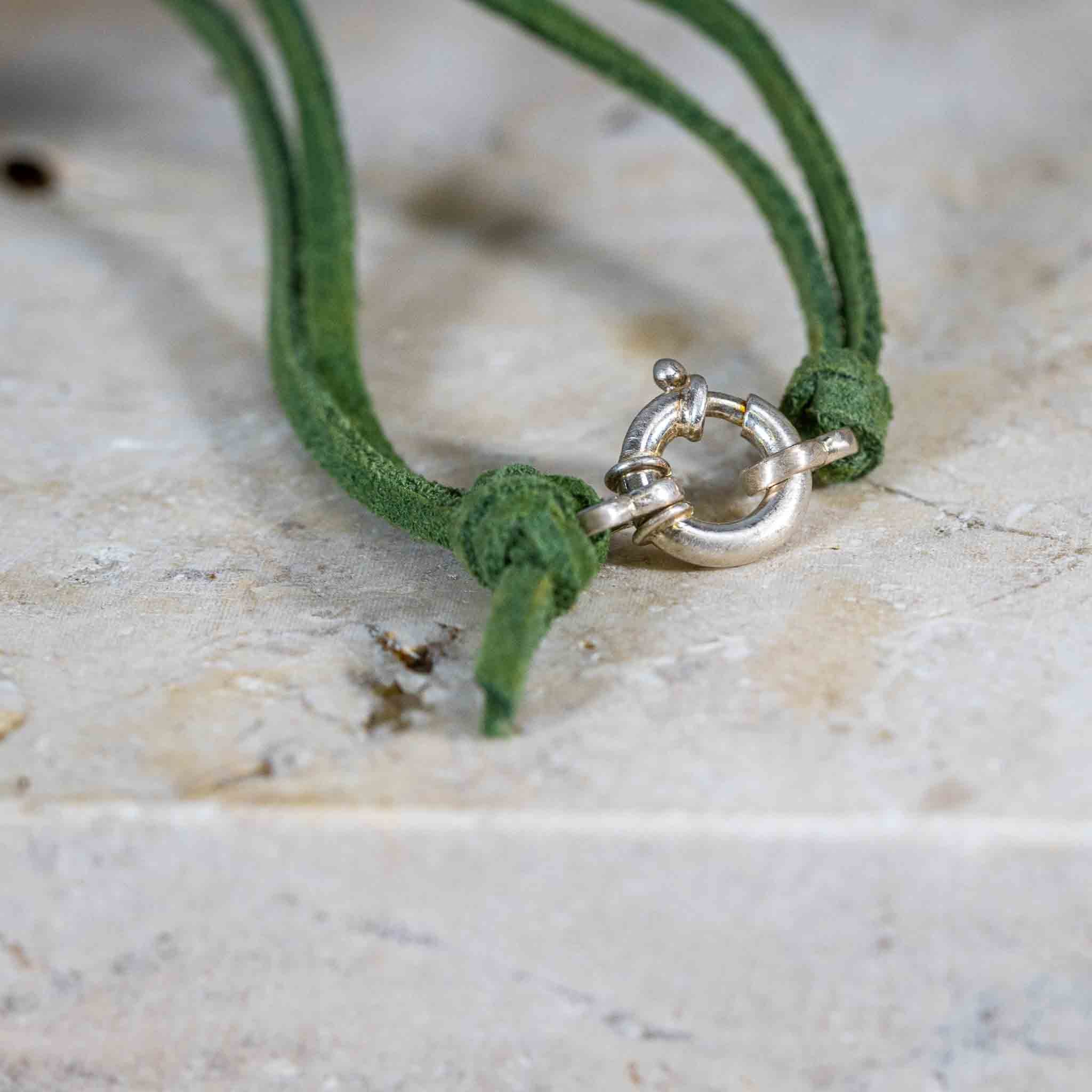 Anhänger “Edelweiss mit Biene" mit Lederband