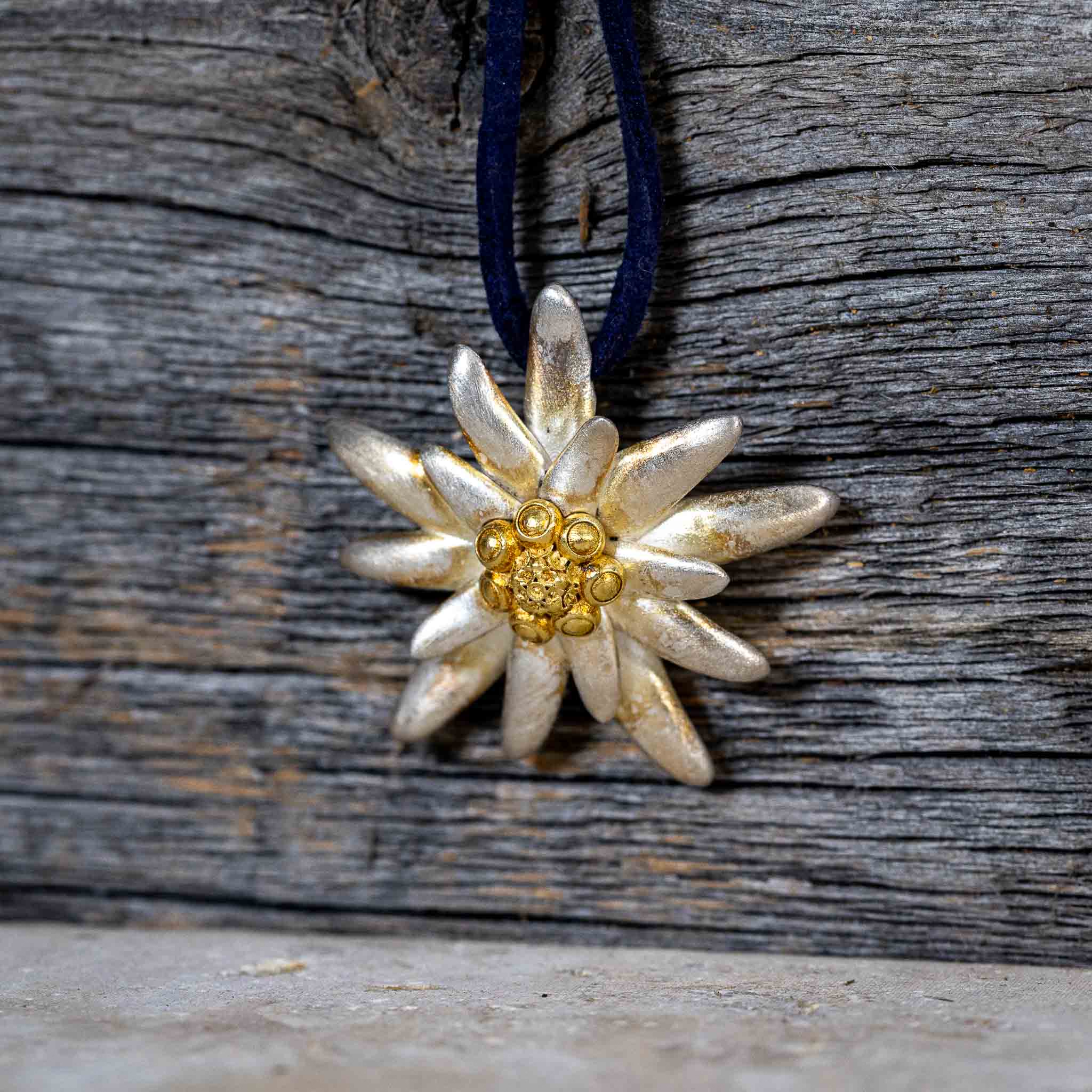 Anhänger “Edelweiss" mit Lederband